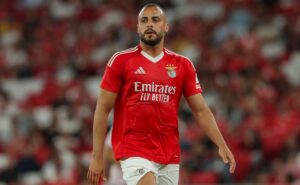 arthur cabral, alvo do corinthians, estaria insatisfeito no benfica, diz treinador: "não quer lutar pela posição"