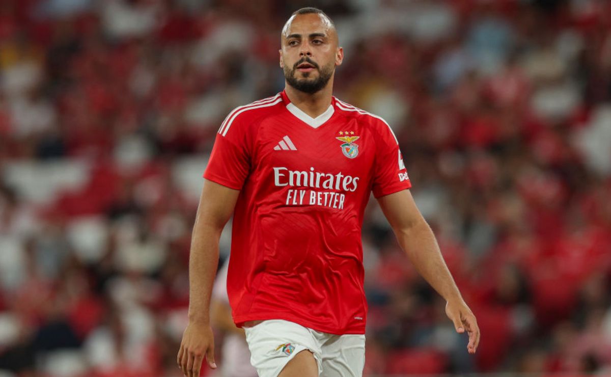 arthur cabral, alvo do corinthians, estaria insatisfeito no benfica, diz treinador: "não quer lutar pela posição"