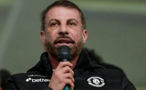 pedrinho acelera negociação e nike entra na disputa para assumir camisa do vasco