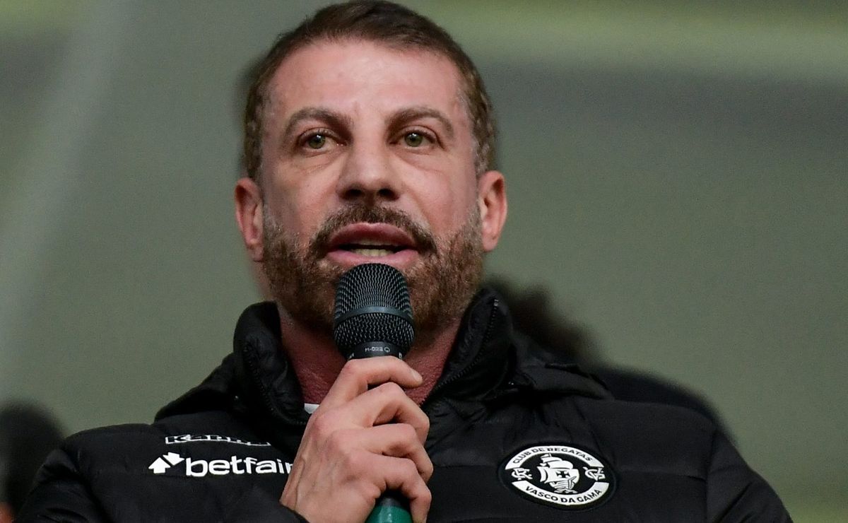 pedrinho acelera negociação e nike entra na disputa para assumir camisa do vasco