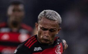 tite se irrita e cobra wesley por mau comportamento; flamengo busca venda