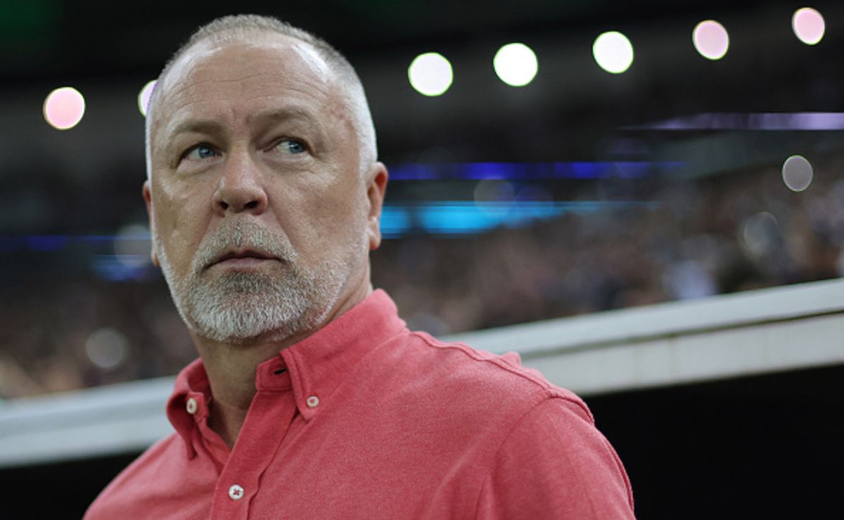mano menezes esclarece situação de lateral titular para jogo contra o grêmio