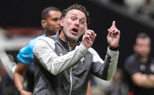 milito perde a paciência com a imprensa após empate do atlético na libertadores