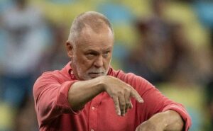 mano menezes indica e fluminense acerta contratação de volante victor hugo