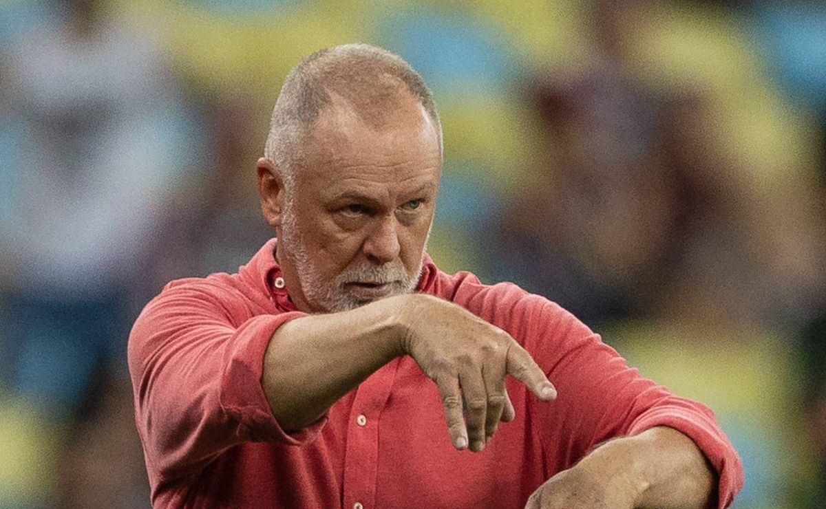 mano menezes indica e fluminense acerta contratação de volante victor hugo
