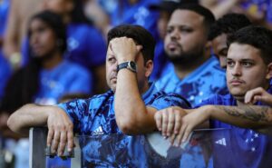 cruzeiro se afasta da zona de classificação e torcida exige demissão imediata de seabra