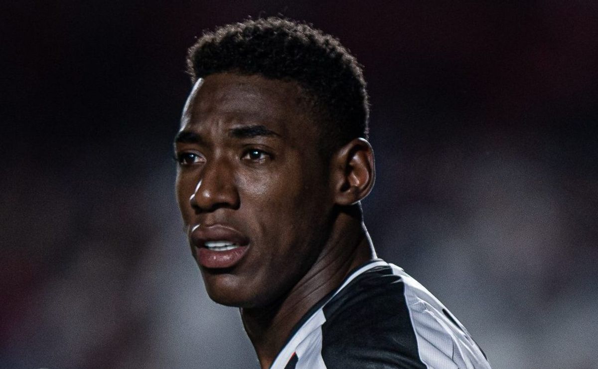 jogadores do vasco saem em defesa de léo pelé contra rafael cunha: "atitude oportunista"