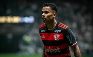 allan é criticado pela torcida do flamengo após vitória sobre rb bragantino