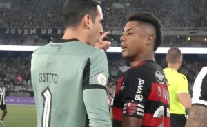 leitura labial não acusa, mas bruno henrique diz que levou soco de gatito fernández em botafogo x flamengo