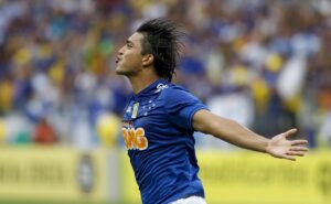Ídolo do cruzeiro, marcelo moreno se declara para raposa e projeta clássico contra atlético mg: "difícil"