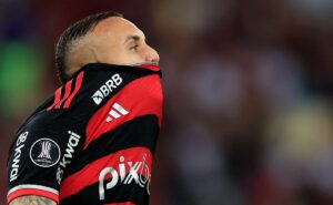 everton cebolinha deixa campo chorando e arrascaeta acusa lesão grave: "abriu o músculo"; flamengo informa situação