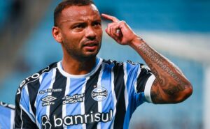 um mês após deixar o grêmio, jp galvão entra em acordo e tem contrato rescindido no fenerbahçe