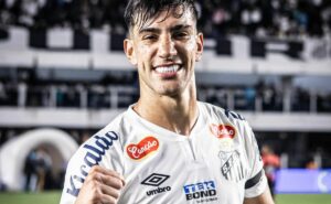em meio a interesses de clubes da série a, atacante pedrinho toma decisão de futuro no santos