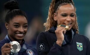 olimpíadas 2024: rebeca andrade revela pergunta ousada de simone biles antes da final do solo