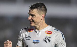 furch é diagnosticado com entorse no ombro, e desfalcará o santos contra a ponte preta; bigode está de volta