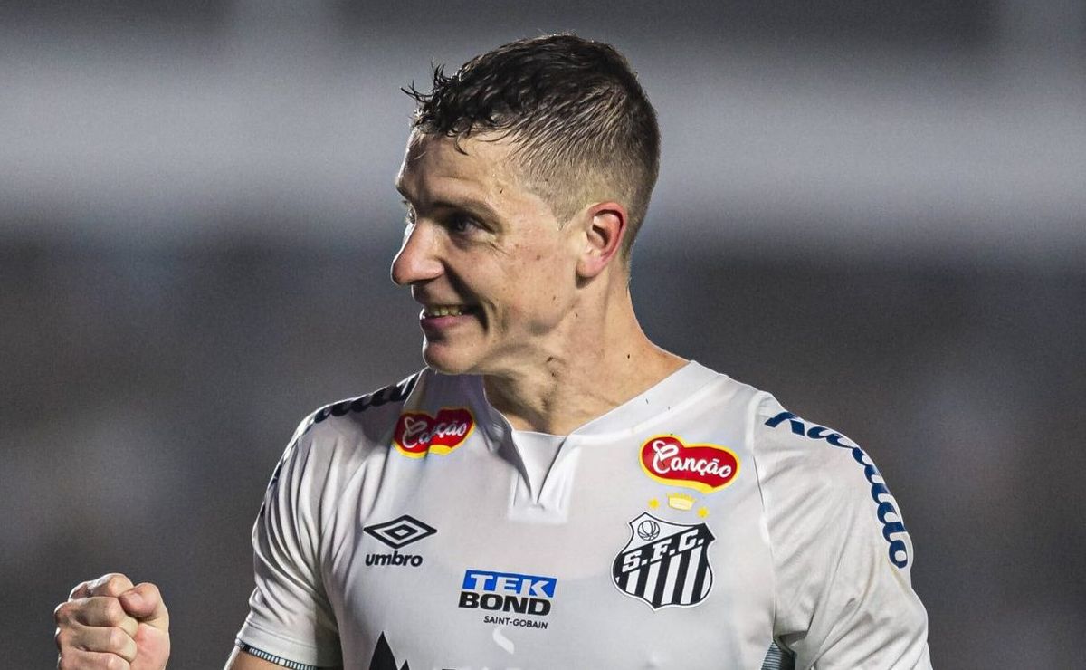 furch é diagnosticado com entorse no ombro, e desfalcará o santos contra a ponte preta; bigode está de volta