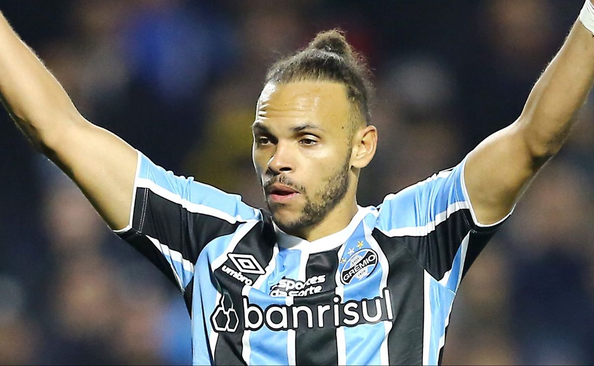 após chegada de braithwaite, 'sumiço' de andré henrique é resolvido e atacante volta a treinar no grêmio