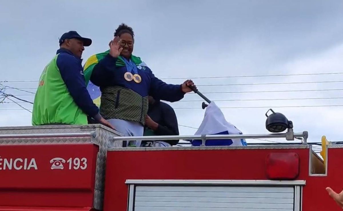 olimpíadas 2024: beatriz souza, medalha de ouro no judô, é recebida com carreata em peruíbe