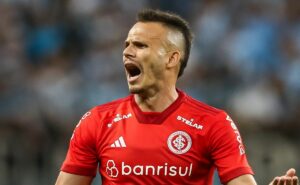 diretoria do internacional toma decisão e decide não renovar com o lateral esquerdo renê