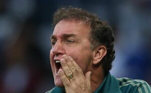 cuca coloca fim nas especulações e descarta treinar o cruzeiro: "não conseguiria"