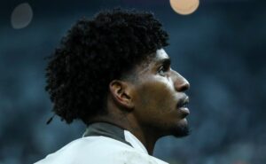hugo não ‘se segura’, e toma amarelo por reclamação após o fim do jogo: “falta fantasma”