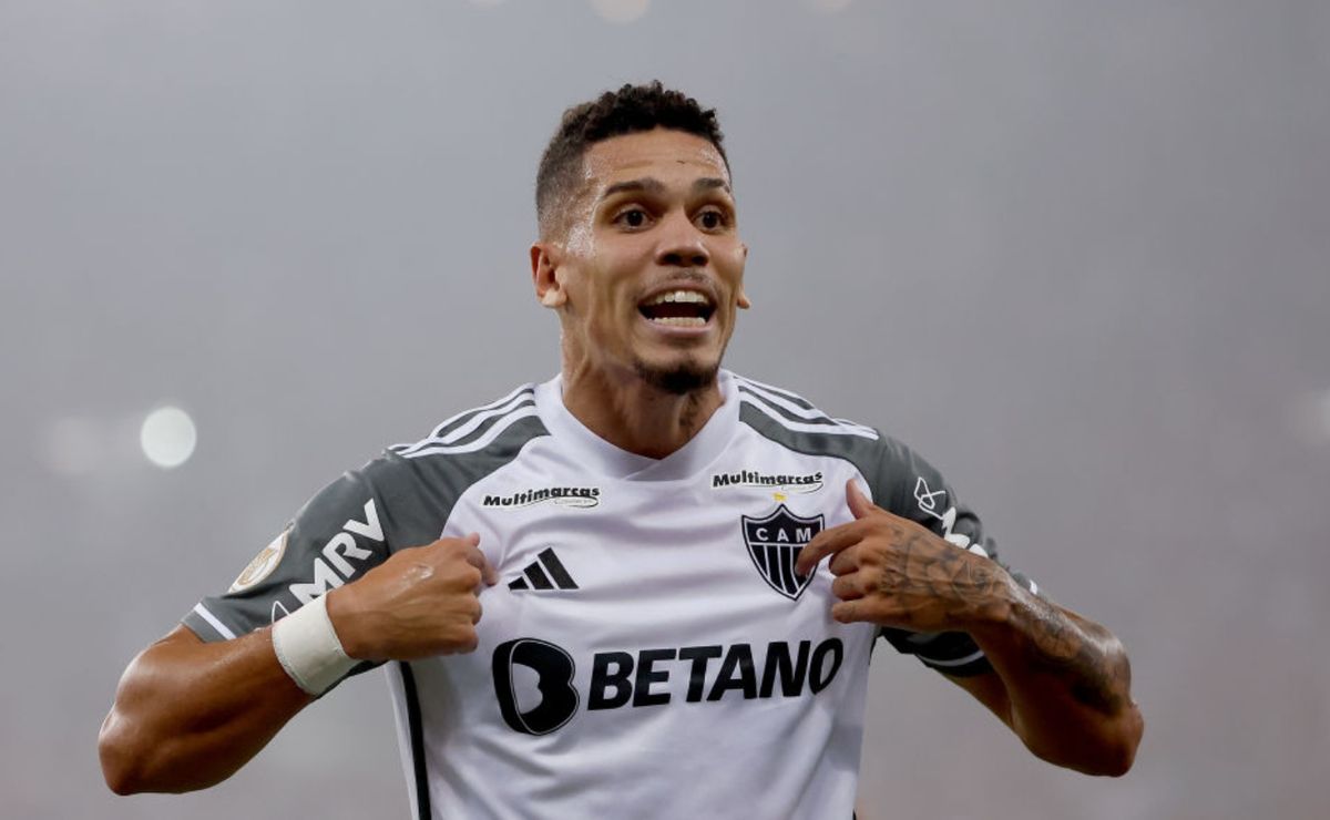 paulinho perde gols, vira alvo de reclamações e web define substituto no atlético mg: "deyverson artilheiro"