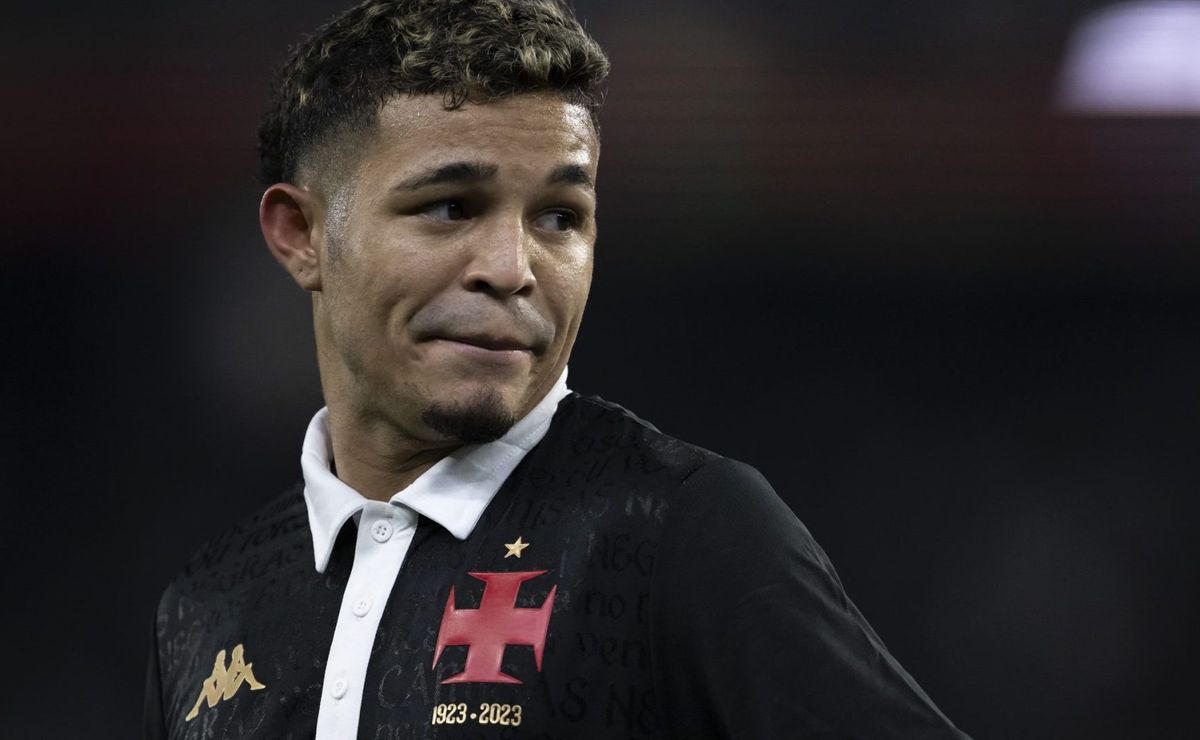 vasco vai ao mercado e busca substituto de adson após lesão do atacante