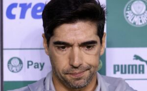 abel ferreira recebe decreto da torcida depois de palmeiras x são paulo: "hoje cai, anotem"