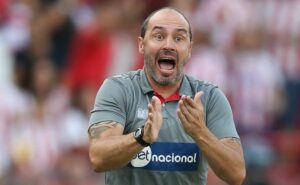 allan aal, técnico do guarani, afirma que o santos foi envolvido no jogo: "muito consistente"