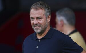 hansi flick elogia o elenco do barcelona e revela segredo do time robusto