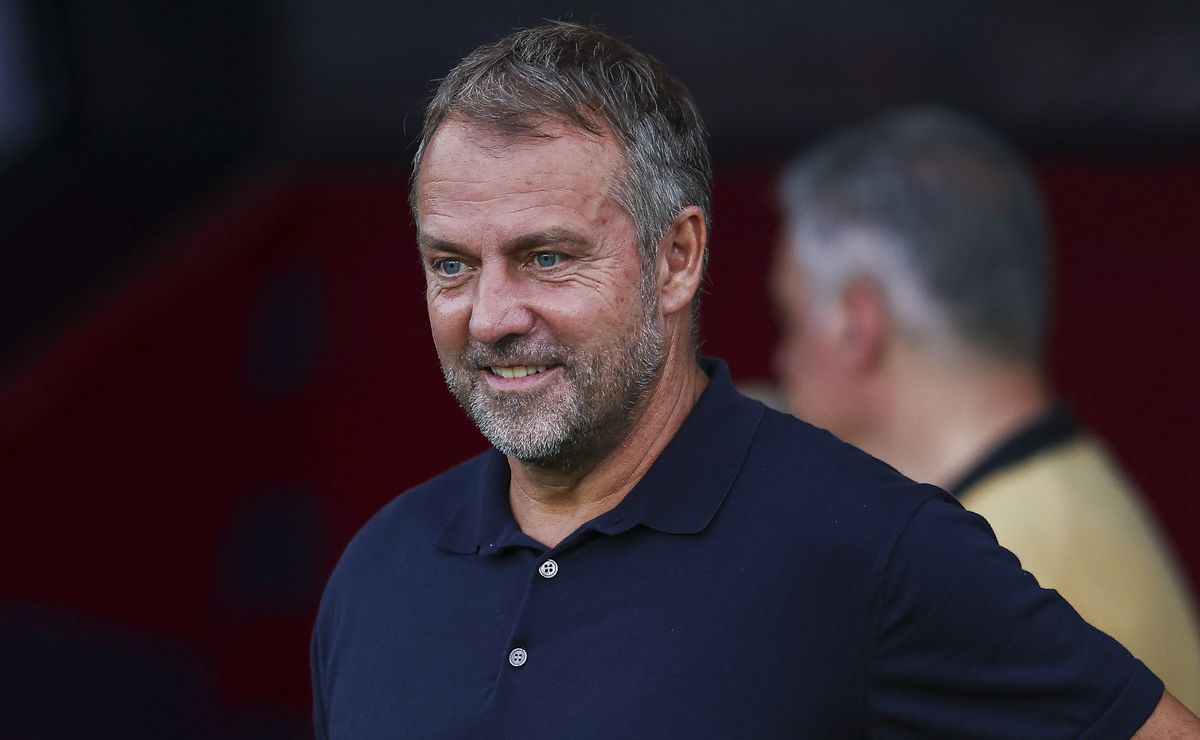 hansi flick elogia o elenco do barcelona e revela segredo do time robusto