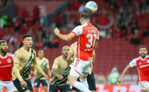 internacional arranca empate com athletico pr no apagar das luzes; veja as notas dos jogadores