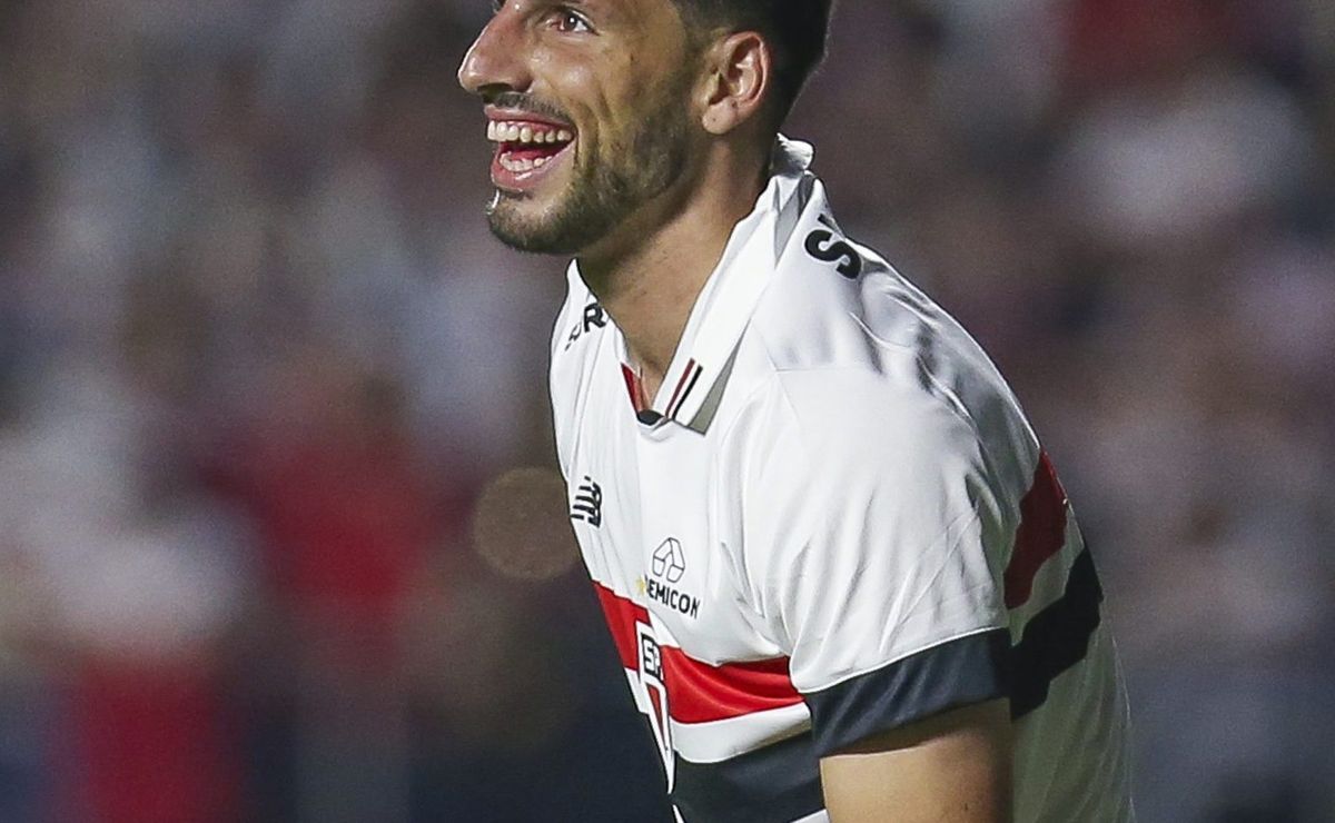 "deja vu": calleri marca de cabeça contra flamengo e garante triunfo tricolor no morumbis