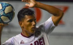 vice presidente do internacional acredita em acerto com brian aguirre: "esperamos concluir em breve"