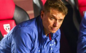 demissão de fernando seabra é cravada na torcida do cruzeiro, mas diretoria dá respaldo 