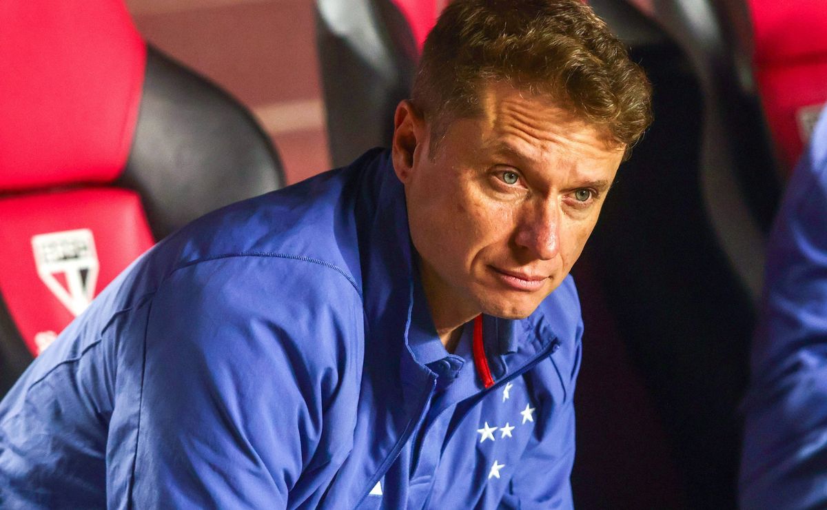 demissão de fernando seabra é cravada na torcida do cruzeiro, mas diretoria dá respaldo 