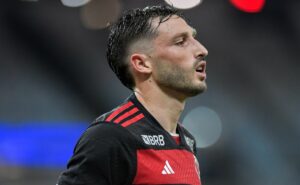 viña vai passar por cirurgia no joelho e tite já indica favorito à reposição no flamengo