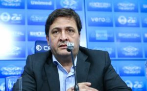 alberto guerra é avisado sobre problema no fornecimento de energia elétrica na arena do grêmio