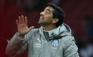 abel perde a paciência e discute com jornalista que criticou falha dos zagueiros do palmeiras