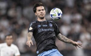 nathan vai embora do grêmio? conselho pressiona e renato toma decisão de manter volante no elenco