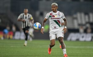 reações da internet:  torcida do fluminense fica revoltada com john kennedy