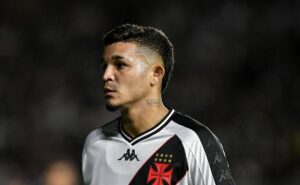 adson vira protagonista no vasco e pode igualar ano mais artilheiro da carreira