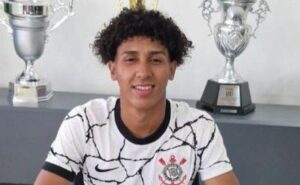 diretor do corinthians desiste da contratação de ‘goleiro que virou lateral esquerdo’: “não vou ficar”