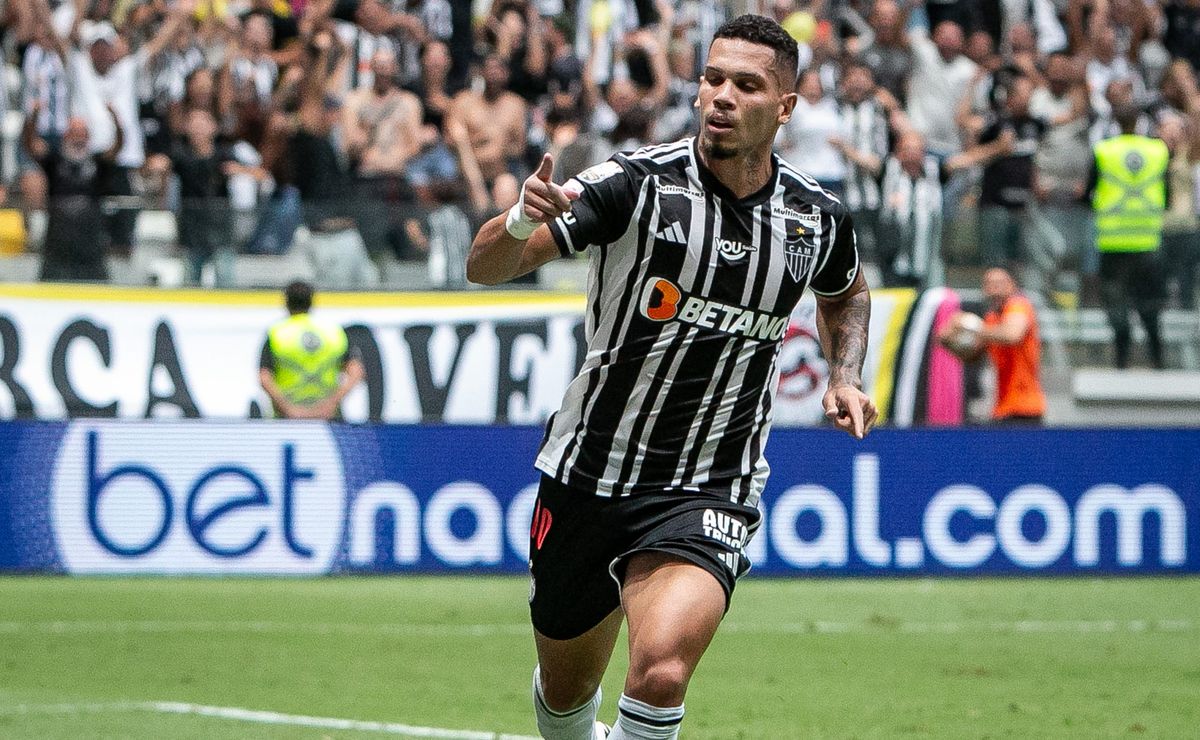 hulk celebra gol de paulinho do atlético mineiro contra o san lorenzo mesmo de casa