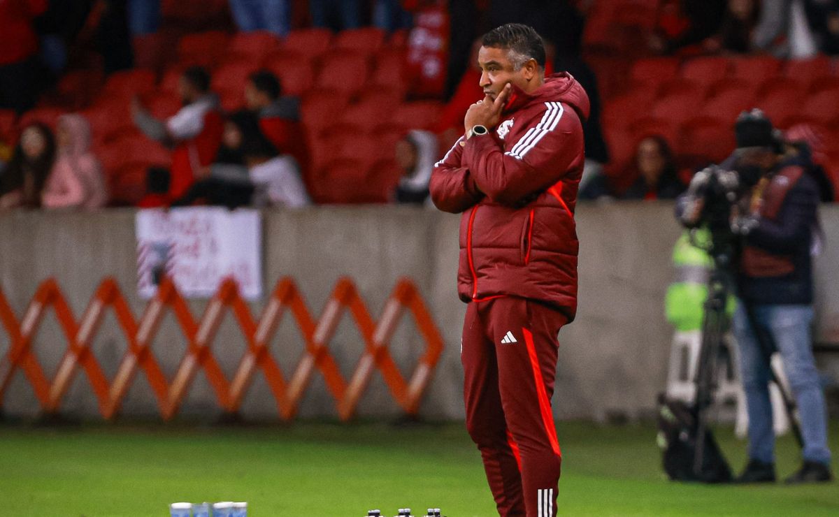 roger machado possui duas novidades e define equipe titular do internacional contra atlético go