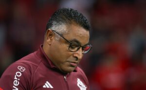 roger machado busca primeira vitória no inter contra ex clube para amenizar crise no colorado