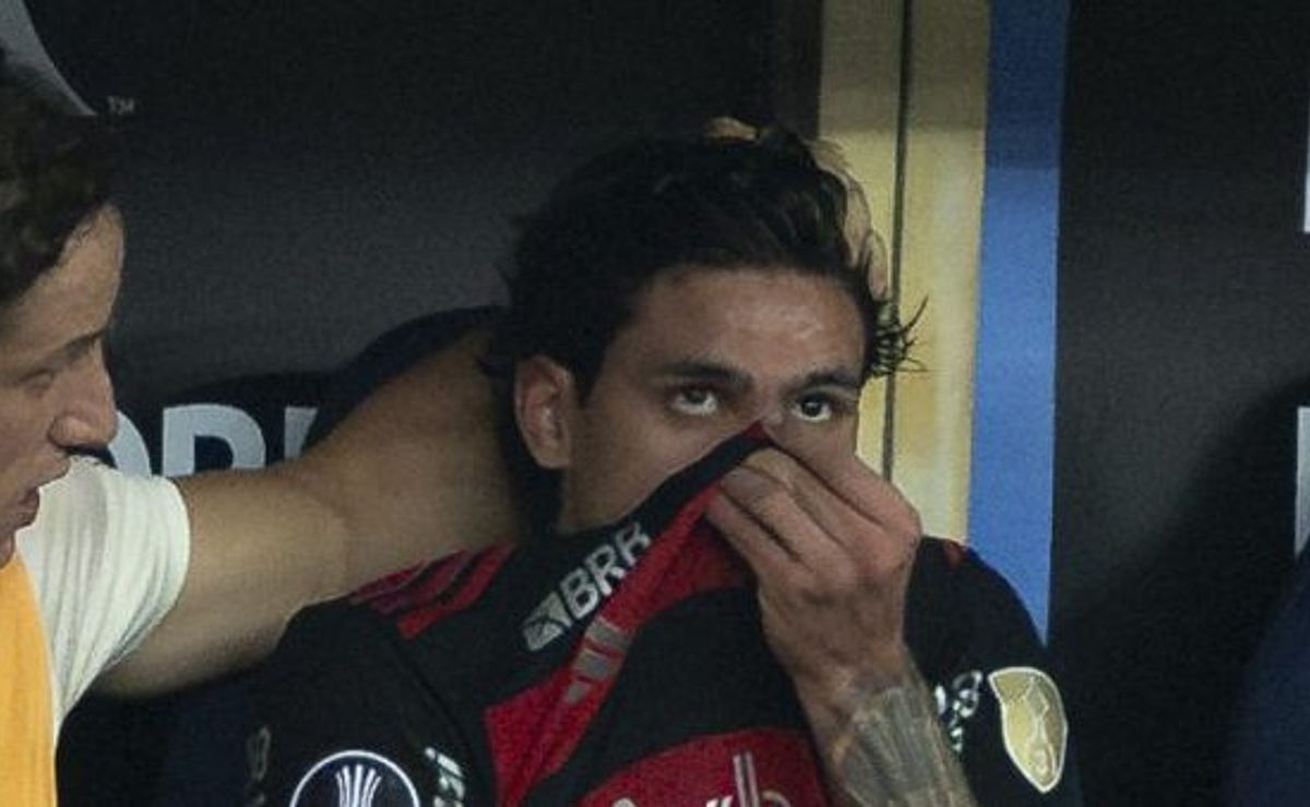 pedro chega ‘no limite’, se lesiona, e torcedores reclamam da falta de reforços: “abandonar a copa do brasil”