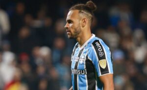 braithwaite fora do grêmio titular ganha força após tarde infeliz em criciúma; centroavante reclama de renato