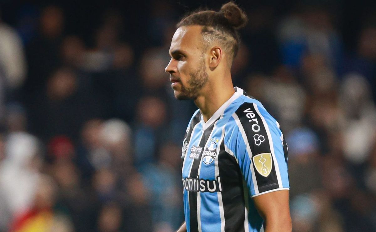 braithwaite fora do grêmio titular ganha força após tarde infeliz em criciúma; centroavante reclama de renato