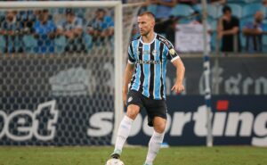 rodrigo ely é expulso em lance polêmico com ganso na vitória do grêmio